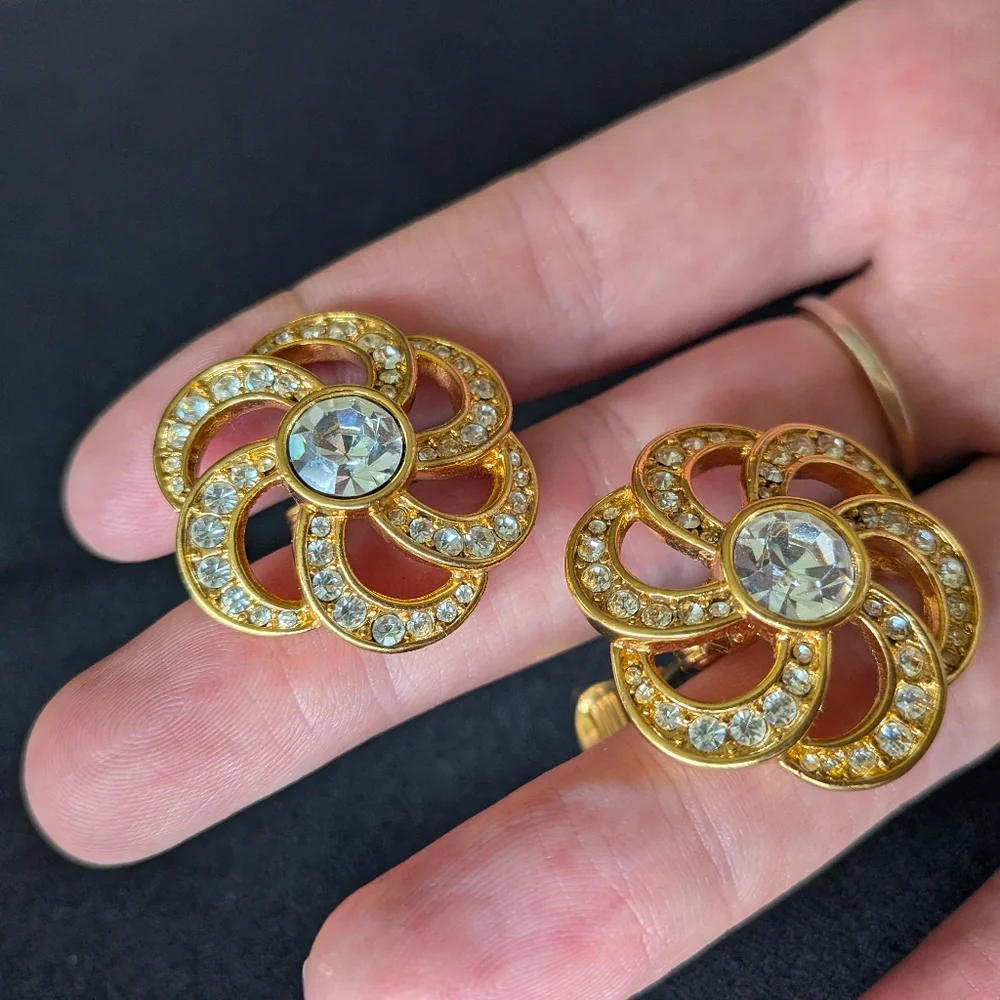Monet Vintage Gold Tone Ribbon Flower Clip On Earrings - Picture 4 of 8